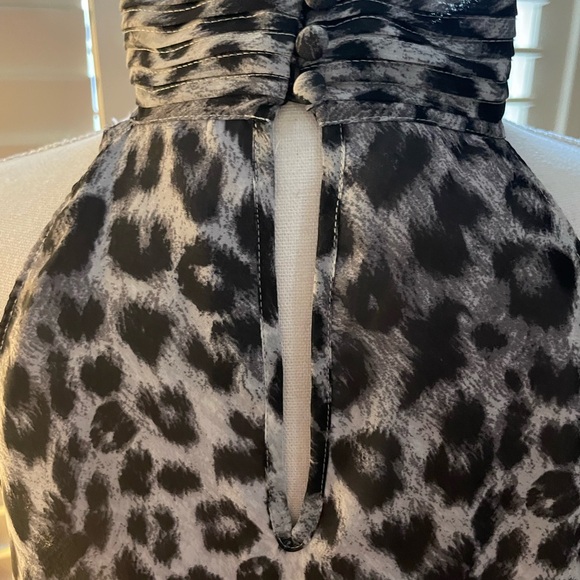 Apt 9 Black Gray White Animal Print blouse Sleeveless size LG high neck ruffles - Picture 7 of 15